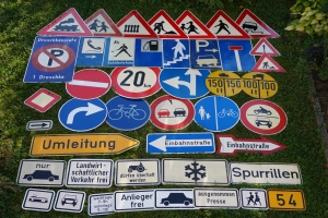 <h2>Sammlung verschiedener alter Verkehrszeichen welche vor 1992 gefertigt wurden</h2>