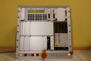  <h2>Dambach - M808.2</h2>
                       Das M808 ist eine verkleinerte Ausführung des M844 (mit bis zu 8 statt 44 Signalgruppen). Damit können verschiedene kleinere Anwendungen abgedeckt werden, die über eine übliche Fußgängerschutzanlage mit zwei Signalgruppen hinaus gehen. Bei diesem Gerät war es eine Fußgängerschutzanlage mit Mittelinsel. Es ist vollelektronisch aufgebaut und verfügt sogar über ein großes Display. Über dieses lassen sich verschiedene Parameter einstellen. Es ist auch eine Funkuhr eingebaut. Dieses Steuergerät wurde Ende der 1990er Jahre gefertigt.