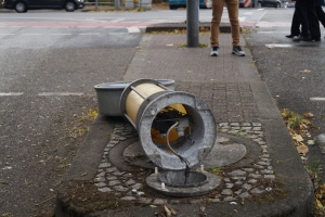 Diese Säule an der Theodor-Heuss-Brücke wurde beschädigt. Hier schön zu sehen ist die Befestigung am Boden mit 4 Polyamid-Bolzen, die als Sollbruchstelle dienen. Weiterhin ist die Elektrik im unteren Teil der Säule zu erkennen.