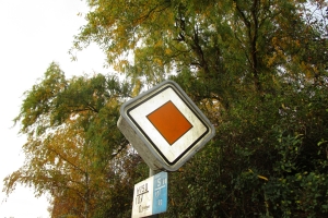 Rückstrahlende Oberfläche. Nach einem Patent aus 1973 wird wohl eine zweite halb durchlässige, halb reflektierende Scheibe hinzugefügt.