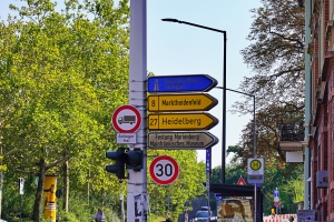 Wegweiser in Würzburg, Hersteller Designa (Aufkleber mit Desilux)