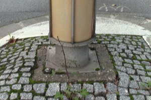 Leider etwas verwackelt: Detailaufnahme des Fußes der Leuchtsäule. Für mich ungewöhnlich in rechteckiger Form.
