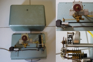 <h2>Telefonbau und Normalzeit Elektro-Akustik-Gong</h2>
                        Dieses besondere Gerät war beispielsweise in Schulen oder Krankenhäusern eingesetzt. Ein kleiner 24V Synchronmotor treibt über ein Getriebe und einer Art Walze kleine Hämmerchen an, die nacheinander vier Klangstäbe anregen. Ein elektromagnetischer Tonabnehmer überträgt dann diese Melodie an eine angeschlossene ELA-Anlage. <br><a href='https://www.youtube.com/watch?v=ZQ4OMBwrjgY'> <u>Video in Aktion</u></a>