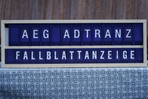 <h2>AEG/Adtranz Fallblattanzeige</h2>
                        Es handelt sich hierbei um eine elektromechanische Anzeige, welche früher bei der Bahn im Einsatz war. Hinter jedem der 31 Module befindet sich ein Motor, welcher die kleinen Blätter in eine bestimmte Position dreht. Hierzu habe ich ein Gehäuse sowie die komplette Ansteuerung (mit Wifi) gebaut. <a href='https://www.youtube.com/watch?v=k8msZGxzWZ8'><u>Video in Aktion</u></a>