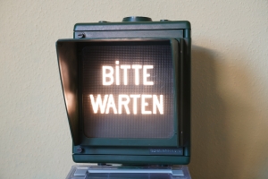 <h2>Signalbau Huber Quittungssignal im Gehäuse Futurit Standard</h2>
                     Wie z.B. <a href='../lsa/#bestwig'>hier</a> wurde in manchen Regionen ein zusätzliches eckiges Quittungssignal montiert. Die Wahl bei Anlagen der Firma Signalbau Huber fiel oft auf dieses Modell. Aus den 1980er/frühen 1990er Jahren.