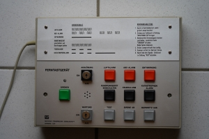 <h2>DFG Ferntastgerät</h2>
                        Dieses Gerät diente zur Auslösung von Sirenensignalen durch den örtlichen Zivilschutzbeauftragten. Es sendete über eine Telefonleitung Wählimpulse an ein sogenanntes Warngestell, welches wiederum die örtlichen Sirenen auslöste. Dieses Exemplar ist die erste Ausgabe der elektronischen Ausführung und besitzt u.a. noch die Auslösung für den Katastrophenalarm, welcher später obsolet wurde. Als Rückmeldung wird nach Auslösung ein Signalton im Sirenentakt wiedergegeben.   <a href='https://www.youtube.com/watch?v=UXWw6H0PStM'><u>Video in Aktion</u></a>